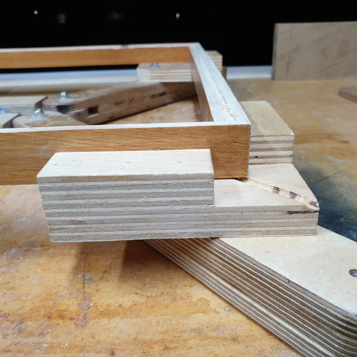 Frame-Clamp Picture frame clamp